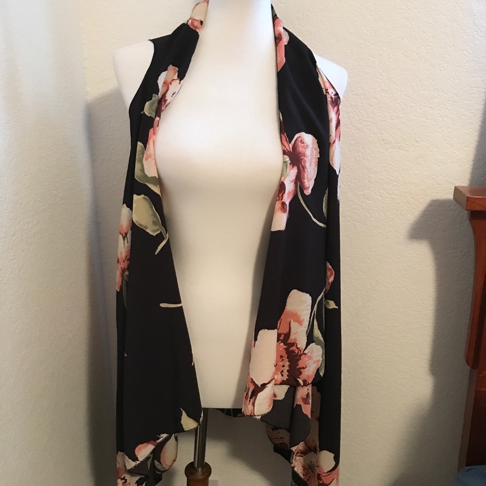Super cute NWOT sleeveless draped top.